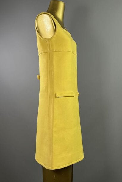 COURRÈGES PARIS Robe trapèze en laine jaune...
