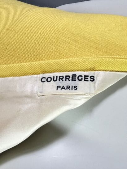 COURRÈGES PARIS Robe trapèze en laine jaune...