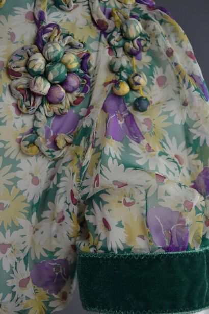 LOUIS VUITTON Ensemble en soie fleuri finitions...