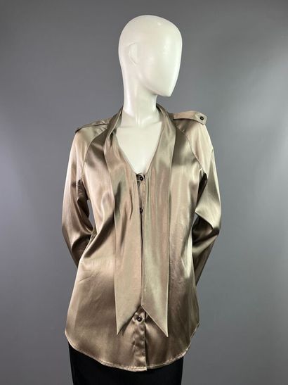 BURBERRY Lot de 2 chemisiers en soie blanc...