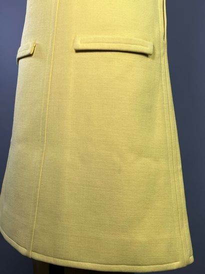 COURRÈGES PARIS Robe trapèze en laine jaune...