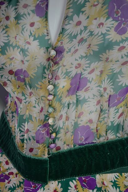 LOUIS VUITTON Ensemble en soie fleuri finitions...
