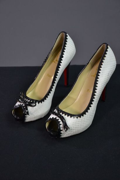 CHRISTIAN LOUBOUTIN Escarpins en cuir blanc...
