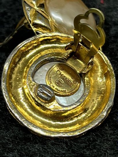 CHANEL Boucles d'oreilles en métal doré rond...