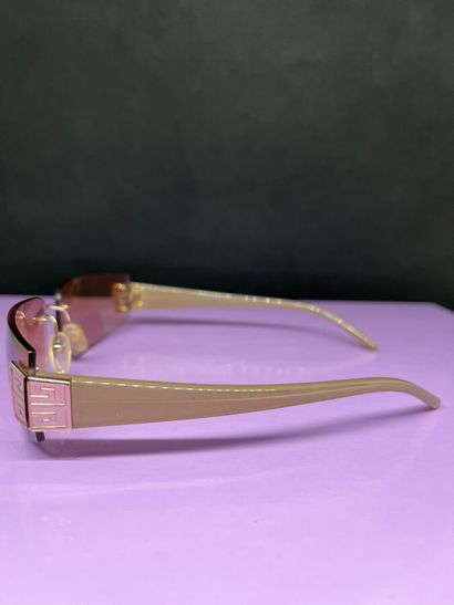 GIVENCHY Lunettes femme
Le modèle possède...