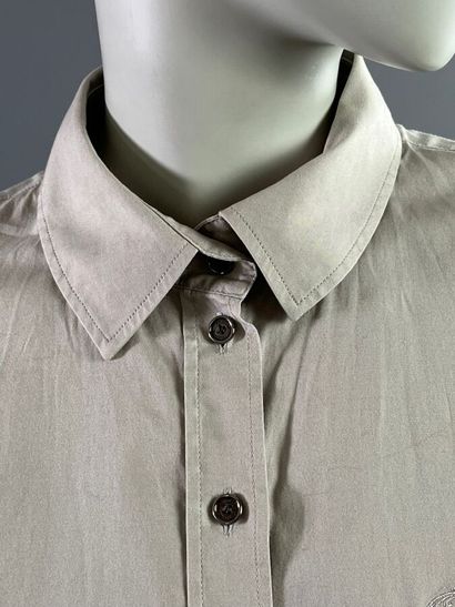BURBERRY Lot de 2 chemisiers en coton blanc...