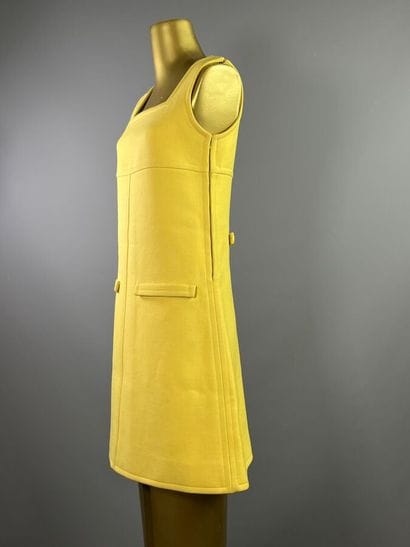 COURRÈGES PARIS Robe trapèze en laine jaune...