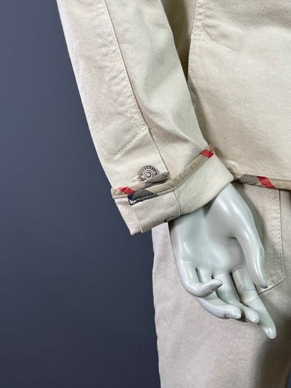 BURBERRY Lot comprenant une veste et un pantalon...