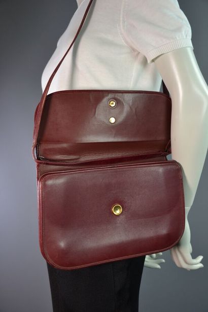 CHRISTIAN DIOR Sac en cuir bordeaux monogram...
