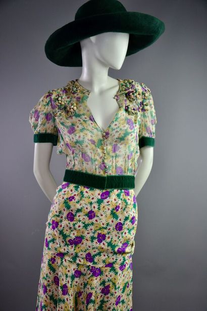 LOUIS VUITTON Ensemble en soie fleuri finitions...