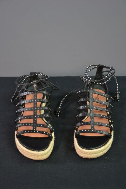 ALAIA Sandales compensées en cuir noir clouté....