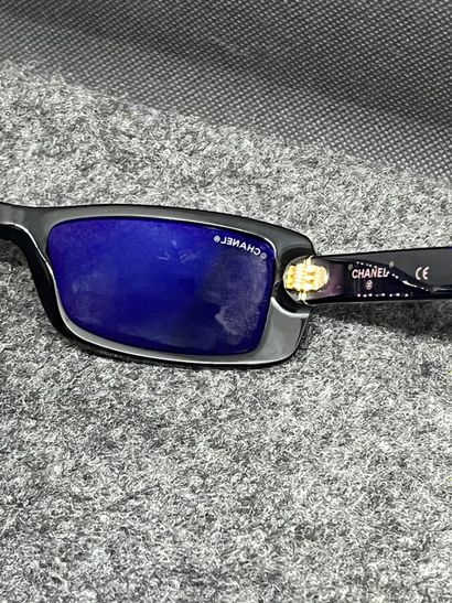 CHANEL Lunettes de soleil noires reflet irisé...