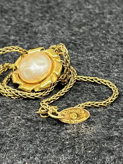 CHANEL Collier en maille fine et cabochon...