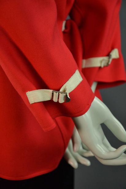 COURRÈGES PARIS Veste en laine rouge sanglée...
