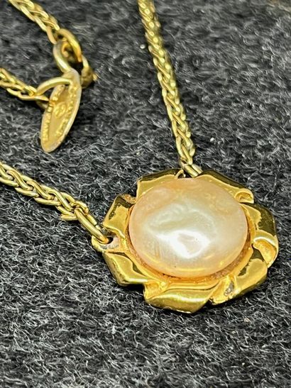 CHANEL Collier en maille fine et cabochon...