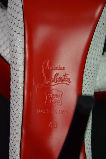 CHRISTIAN LOUBOUTIN Escarpins en cuir blanc...