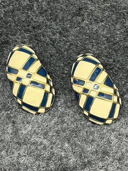 NINA RICCI Lot comprenant un collier de perles...