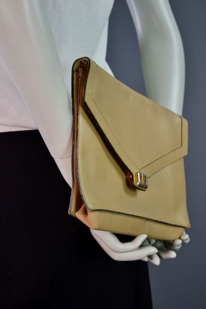 CHRISTIAN DIOR Sac pochette en cuir beige...