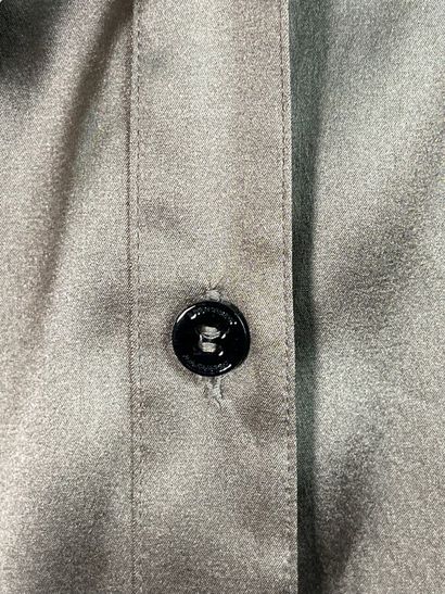 BURBERRY Lot de 2 chemisiers en soie blanc...
