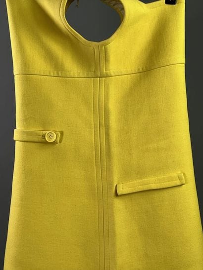 COURRÈGES PARIS Robe trapèze en laine jaune...