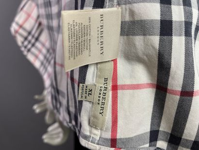 BURBERRY Lot de 3 chemisiers coton tartan...