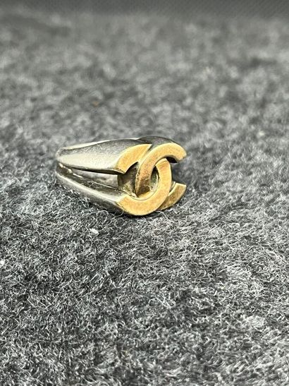 Chevalière en argent monogram CC

Le modèle...