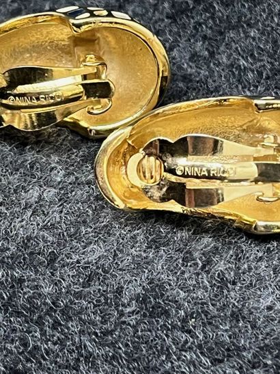 NINA RICCI Lot comprenant un collier de perles...