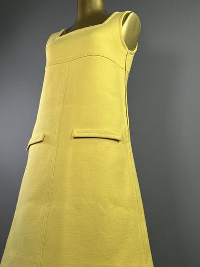 COURRÈGES PARIS Robe trapèze en laine jaune...