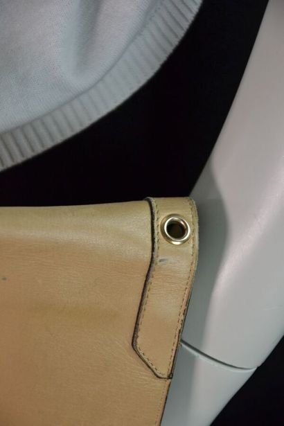 CHRISTIAN DIOR Sac pochette en cuir beige...