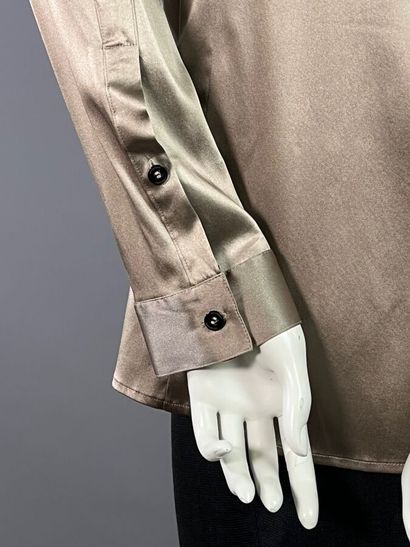 BURBERRY Lot de 2 chemisiers en soie blanc...