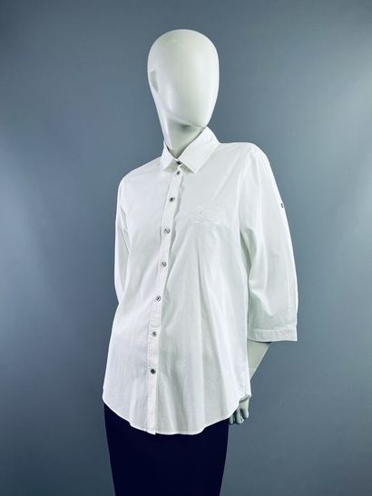 BURBERRY Lot de 2 chemisiers en coton blanc...