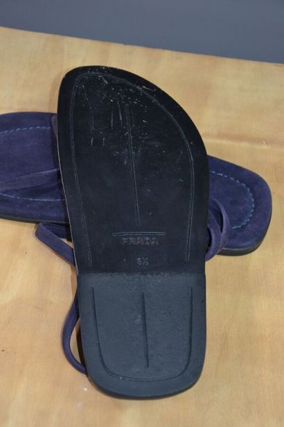 PRADA Homme Sandales en cuir velours aubergine...