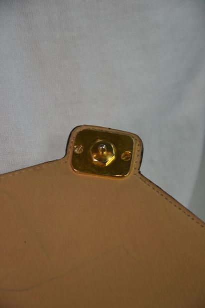CHRISTIAN DIOR Sac pochette en cuir beige...