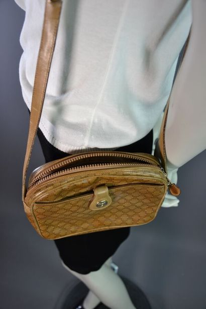 CELINE PARIS Sac besace en toile monogram...