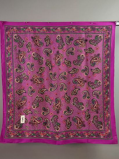 YVES SAINT LAURENT Carré de soie fuchsia

Le...