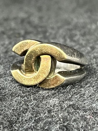 Chevalière en argent monogram CC

Le modèle...