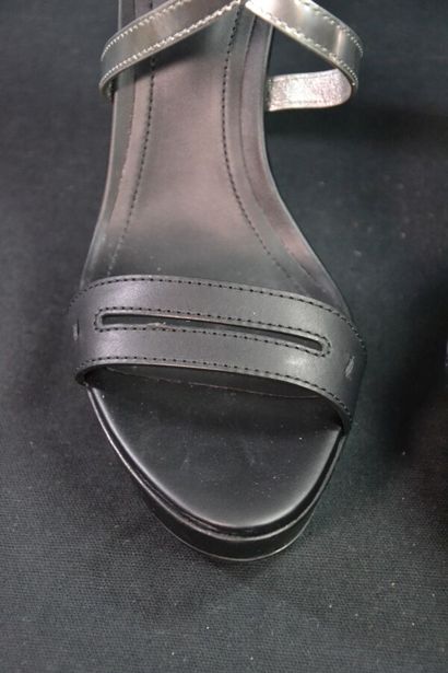 TOD'S Escarpins compensés cuir noir et lamé...
