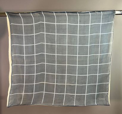 YSL, GIVENCHY, PATOU, FERAUD Lot de 4 foulards...