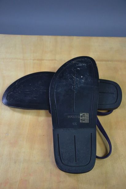 PRADA Homme Sandales en cuir velours aubergine...