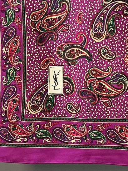 YVES SAINT LAURENT Carré de soie fuchsia

Le...