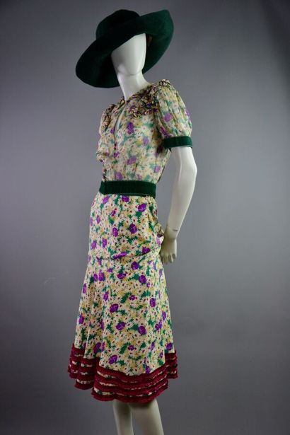 LOUIS VUITTON Ensemble en soie fleuri finitions...