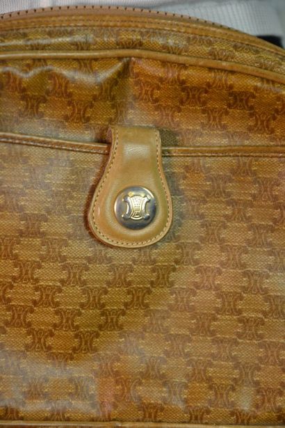 CELINE PARIS Sac besace en toile monogram...