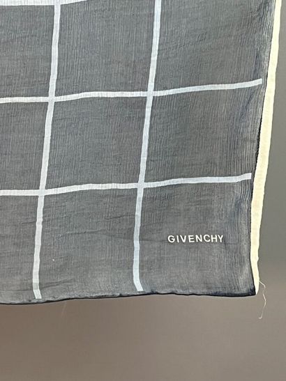 YSL, GIVENCHY, PATOU, FERAUD Lot de 4 foulards...