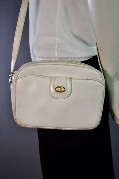 CELINE PARIS Sac besace bandoulière en cuir...
