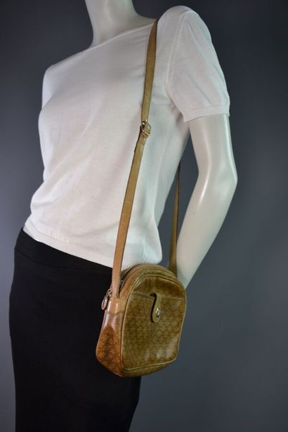 CELINE PARIS Sac besace en toile monogram...