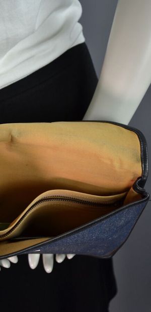 CELINE PARIS Pochette en toile denim brut...