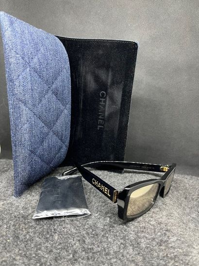 CHANEL Lunettes de soleil noires reflet irisé...