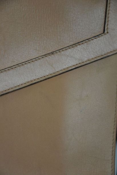 CHRISTIAN DIOR Sac pochette en cuir beige...