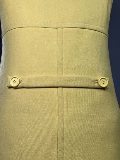 COURRÈGES PARIS Robe trapèze en laine jaune...