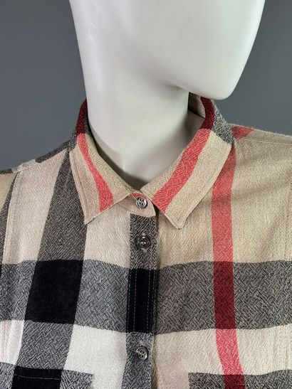 BURBERRY lot de deux chemises Tartan beige...